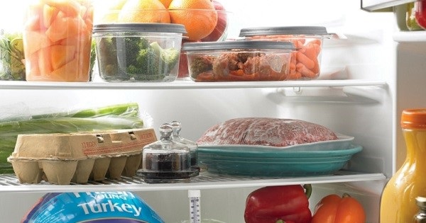 Thực phẩm được phân chia và đóng hộp trong ngăn mát tủ lạnh